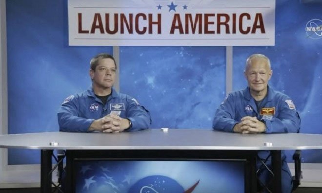 Phi hành gia Bob Behnken và Doug Hurley trong buổi họp báo tại Trung tâm vũ trụ Johnson hôm 1/5.