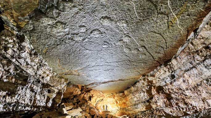 Dấu vết khủng long xuất hiện một cách vô lý trên trần hang động ở Pháp