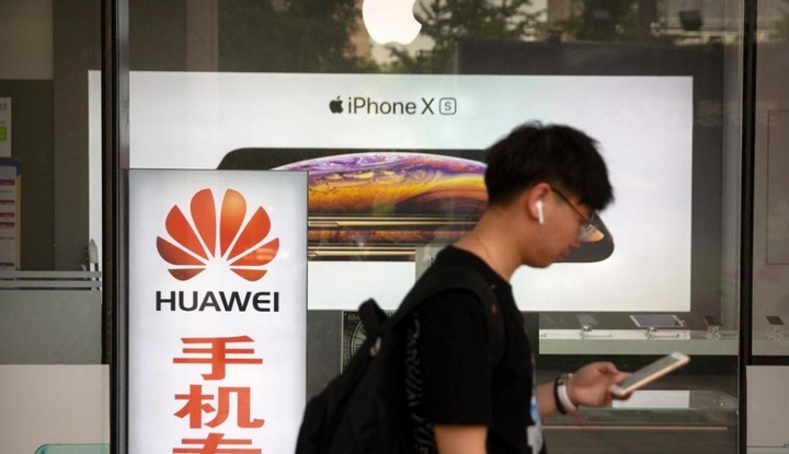 Apple và Samsung không làm gì cũng được “ăn quả ngọt” từ biến cố của Huawei
