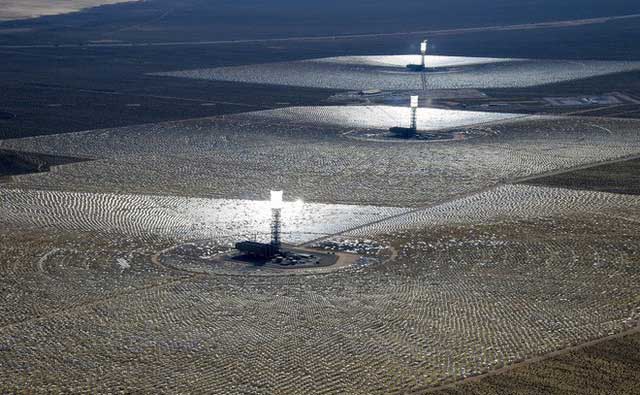 Hệ thống tạo điện từ năng lượng Mặt Trời đặt tại California.