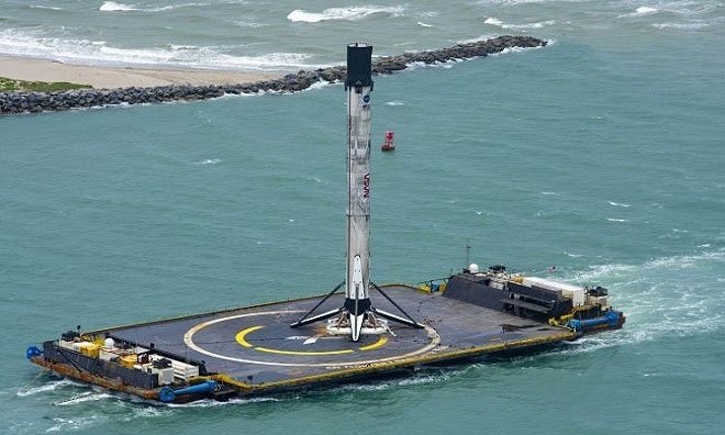 Tầng đẩy tên lửa Falcon 9 cập cảng Canaveral