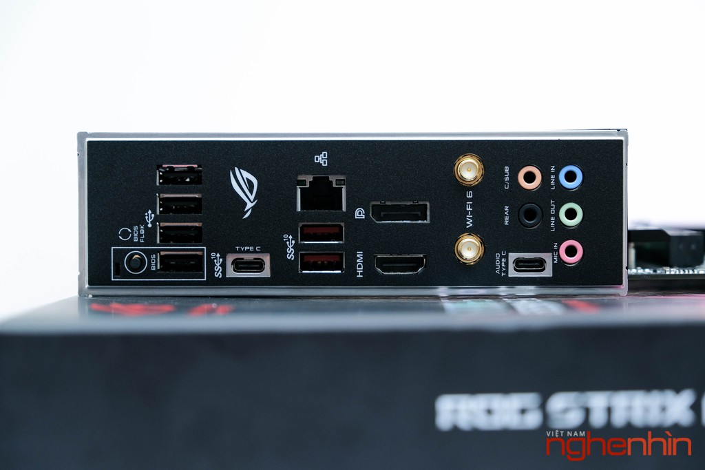 Trên tay bo mạch chủ ROG Strix B550-E Gaming, đẹp và đủ đồ chơi ảnh 4