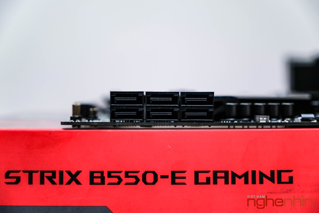 Trên tay bo mạch chủ ROG Strix B550-E Gaming, đẹp và đủ đồ chơi ảnh 5