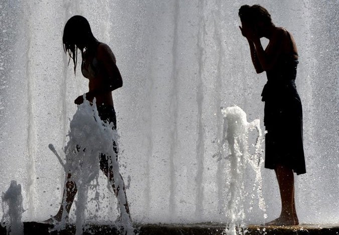 Người dân tránh nắng nóng bên vòi phun nước tại Cộng hòa Séc.