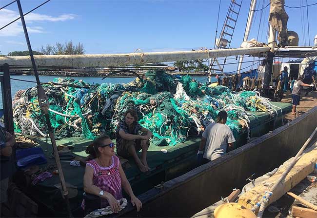 Sau 25 ngày, họ trục vớt được hơn 40 tấn rác, gồm nhựa thông dụng và lưới đánh cá.