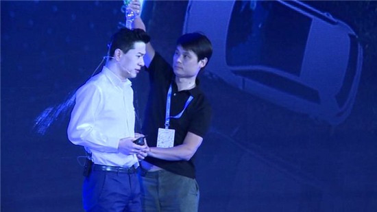CEO Baidu bất ngờ bị dội nước vào đầu khi đang diễn thuyết về AI