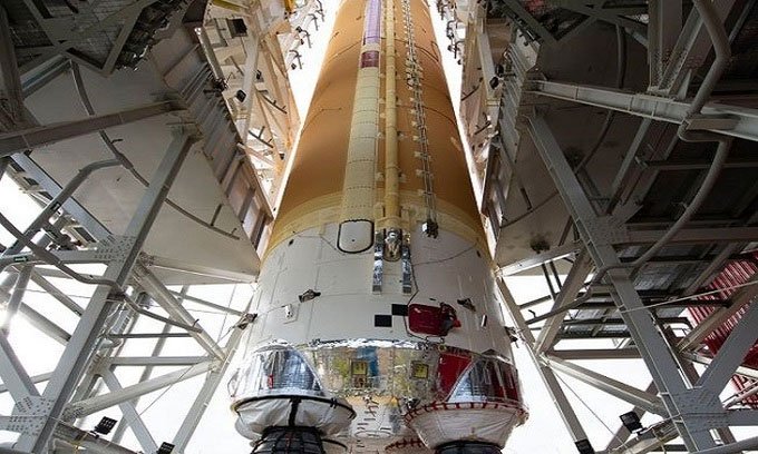 Tầng lõi tên lửa SLS trên giá đỡ ở Trung tâm Vũ trụ Stennis.