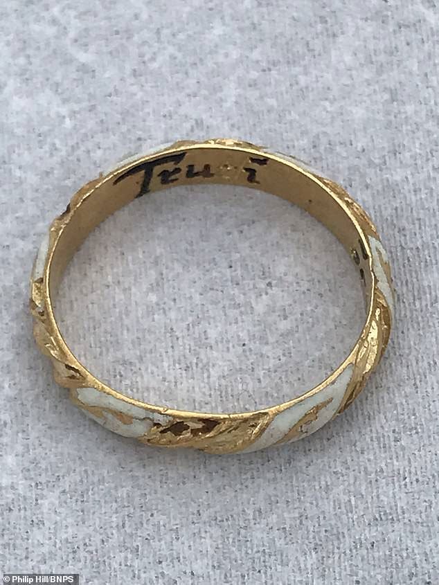 Chiếc nhẫn vàng ước tính đã 500 năm tuổi.