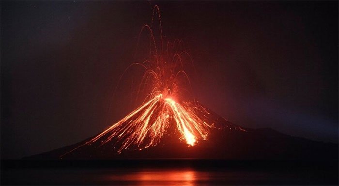 Lượng khí thải carbon dioxide do con người thải ra vượt xa sự phát thải của núi lửa.