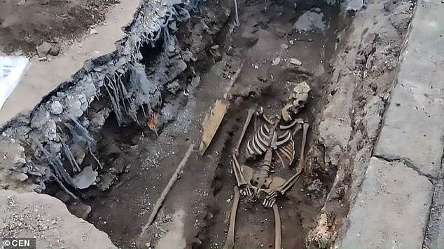 Một trong ba bộ xương được tìm thấy ở Rome.
