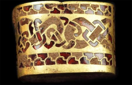 Các chuyên gia cho biết mẻ vàng gồm 1.500 vật có thể từng thuộc về hoàng gia Saxon từ thế kỷ 7.