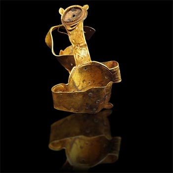Một cây thánh giá bằng vàng bị méo, có thể để gắn vào một tấm bia mộ.