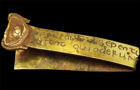 Một mảnh vàng chứa những dòng chữ khắc trong kinh thánh bằng tiếng Latin.