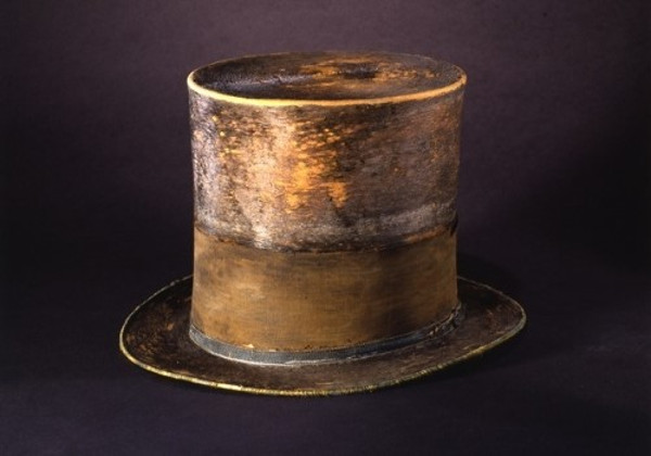 Chiếc mũ chóp cao được Tổng thống Lincoln dùng để đựng thư từ