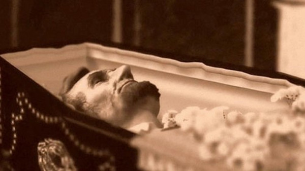 Thi hài của Tổng thống Abraham Lincoln  36 năm sau cái chết của Tổng thống Lincoln, có tới 23 người đã tới lăng mộ của ông sau khi nghe lời đồn rằng thi hài của ông không còn nằm trong quan tài nữa.