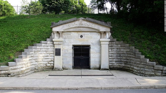 Hầm mộ lưu giữ hài cốt của Lincoln ở nghĩa trang Oak Ridge Springfield, Illinois.