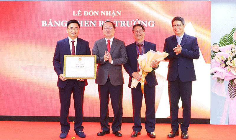 Bộ trưởng Huỳnh Thành Đạt trao bằng khen của Bộ KH&CN cho Cục CTPN năm 2020