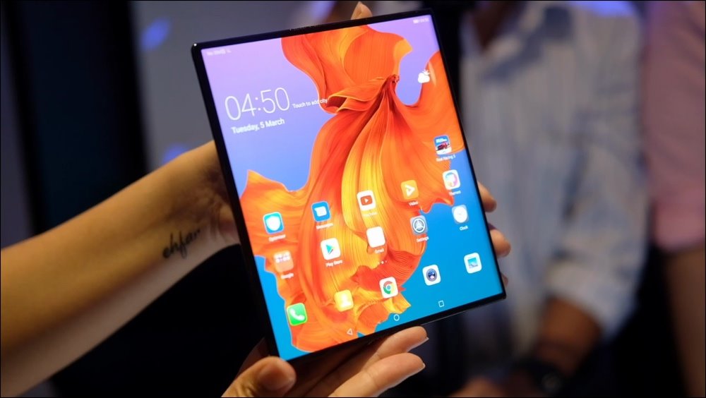 Cận cảnh Huawei Mate X tại Việt Nam: Màn hình gập, kiểu dáng đẹp, kết nối 5G