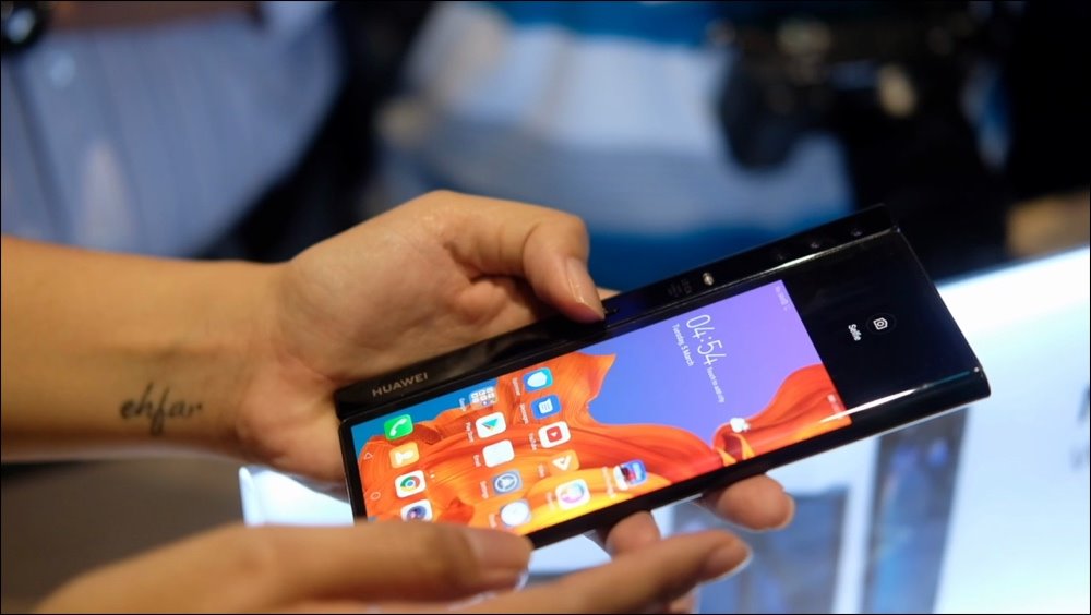 Cận cảnh Huawei Mate X tại Việt Nam: Màn hình gập, kiểu dáng đẹp, kết nối 5G