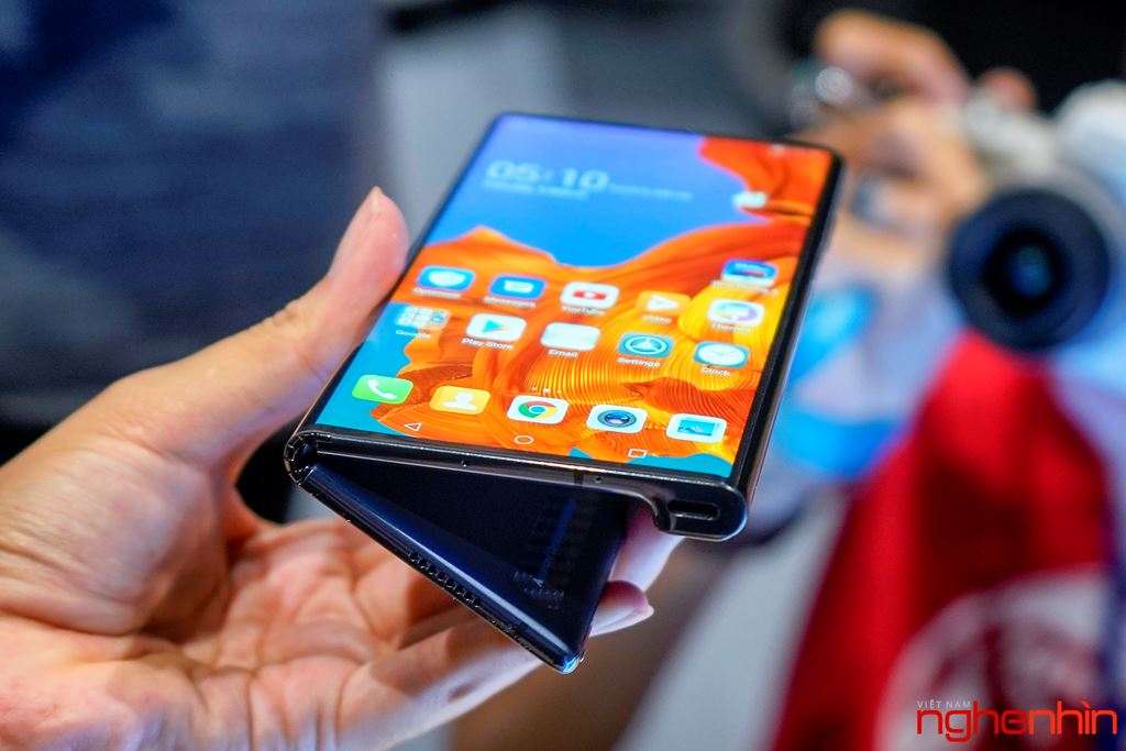 Cận cảnh Huawei Mate X - mẫu smartphone màn hình gập đầu tiên về Việt Nam  ảnh 1