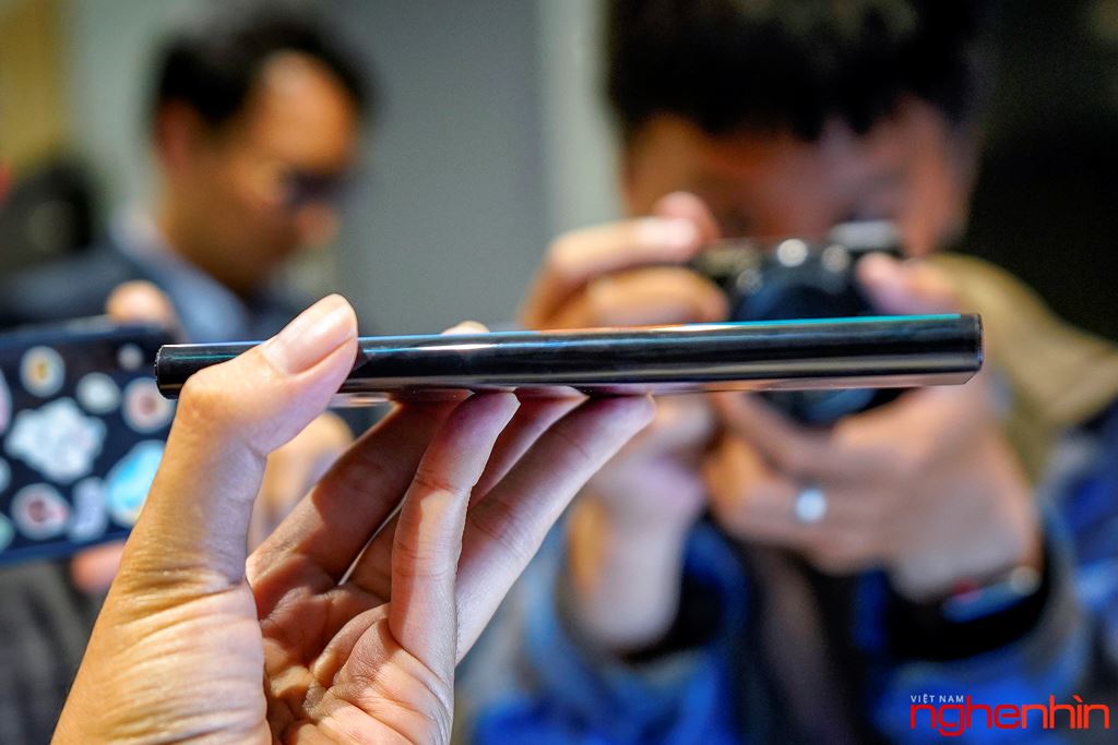 Cận cảnh Huawei Mate X - mẫu smartphone màn hình gập đầu tiên về Việt Nam  ảnh 5