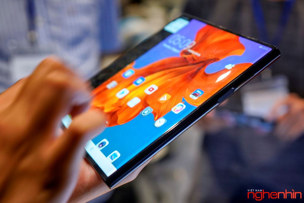 Cận cảnh Huawei Mate X - mẫu smartphone màn hình gập đầu tiên về Việt Nam  ảnh 8