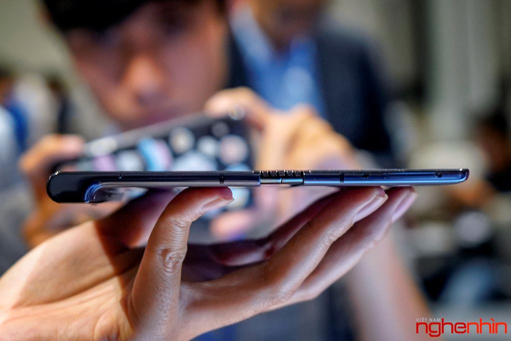 Cận cảnh Huawei Mate X - mẫu smartphone màn hình gập đầu tiên về Việt Nam  ảnh 10