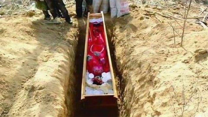 Tn nương 5 tuổi được chôn cùng người chết.