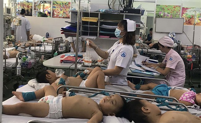 Trẻ bị tay chân miệng điều trị tại Bệnh viện Nhi đồng 1.
