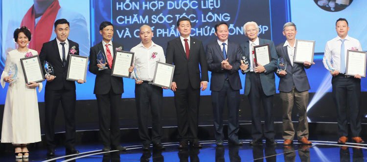 Ông Nguyễn Đức Thành (thứ ba từ trái qua) nhận giải Cuộc thi Sáng chế 2018 ngày 25/4.