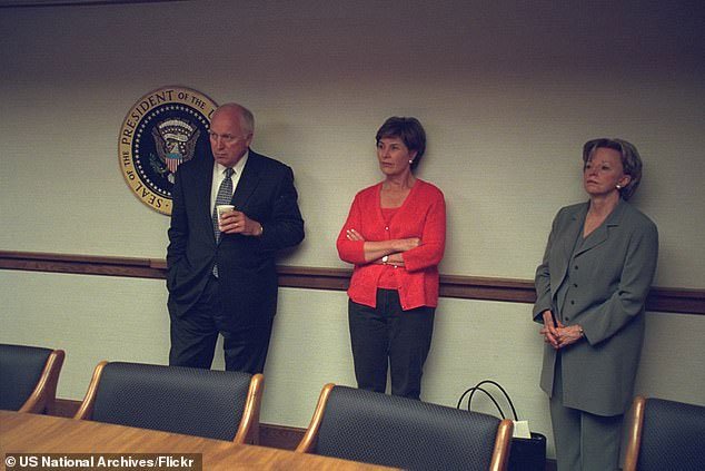 Ảnh chụp Phó Tổng thống Dick Cheney, Đệ nhất phu nhân Laura Bush và vợ ông Cheney (từ trái sang phải) ở trong PEOC