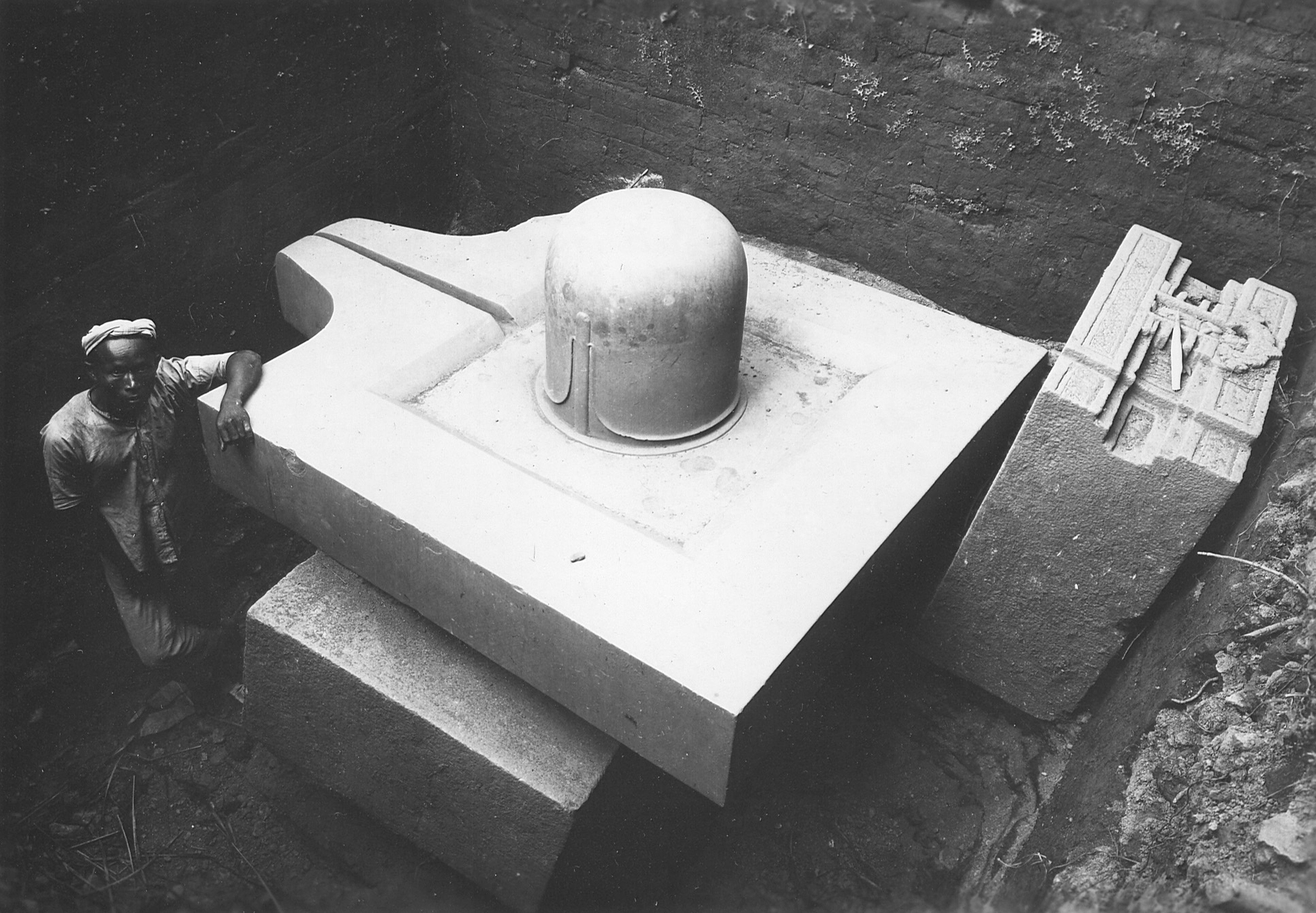 Đài thờ linga được chụp bởi các nhà khảo cổ học Pháp trong cuộc khai quật năm 1928. Nguồn: MET/ Pinterest.
