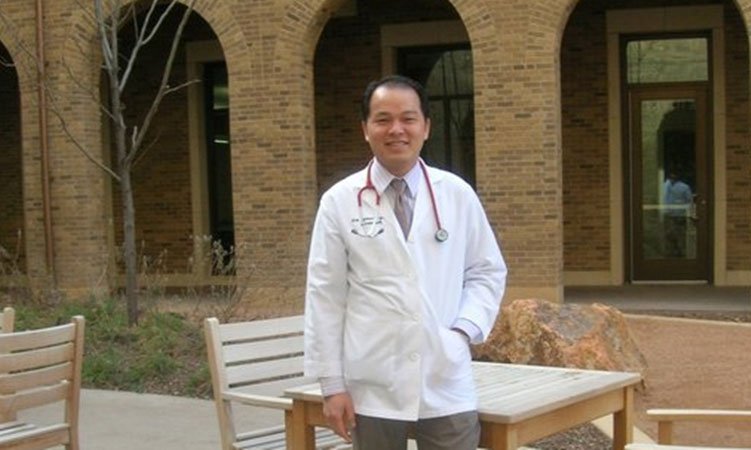  Bác sĩ Nhi khoa Trương Hoàng Hưng, phòng khám MD Kis Pediatric, Texas, USA.