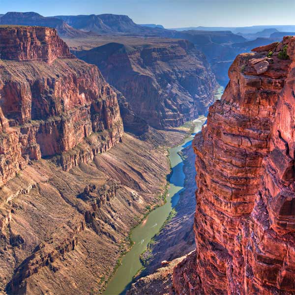 Đoạn sông Colorado chảy qua hẻm Grand Canyon.