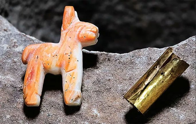 Một chiếc vòng tay cỡ dành cho trẻ nhỏ và một bức tượng lạc đà là vật thay thế