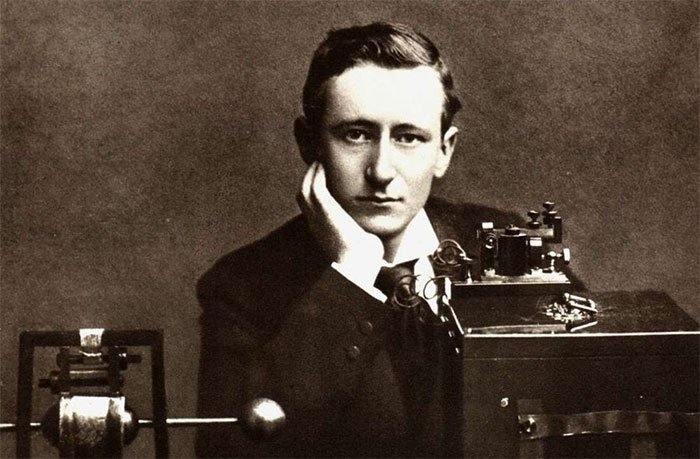 Kỹ sư điện người Ý, khoa học gia Nobel Guglielmo Marconi.