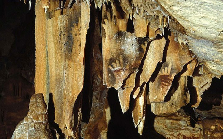 Dấu tay người tiền sử bị khuyết 1 ngón tay trên các vách đá trong hang động