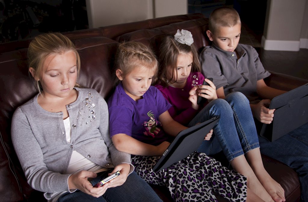 Cha mẹ không nên lo lắng về thời gian xem tivi, điện thoại của trẻ