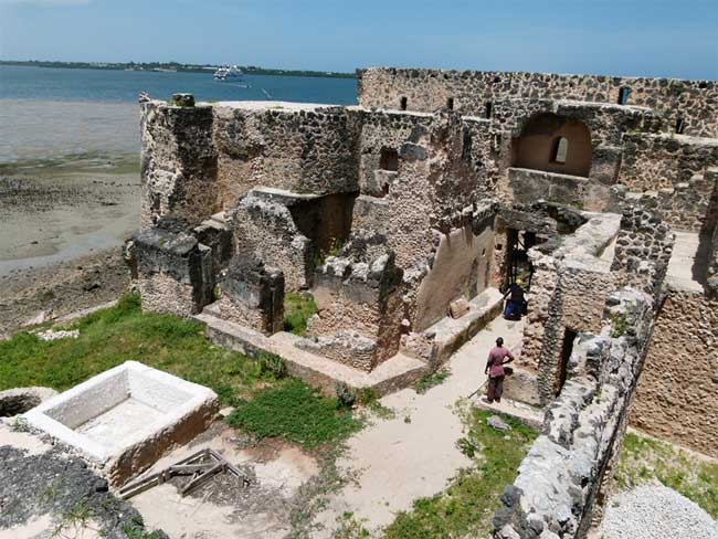 Kilwa Kisiwani vẫn còn đó dấu tích của Cung điện Husuni Kubwa, được xây dựng bằng đá san hô.