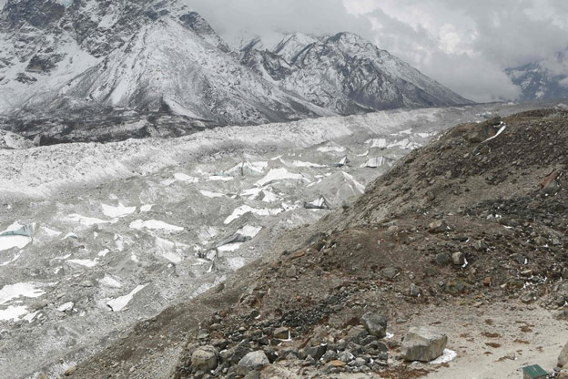 Sông băng Khumbu gần đỉnh Everest là một trong những dòng sông băng dài nhất thế giới