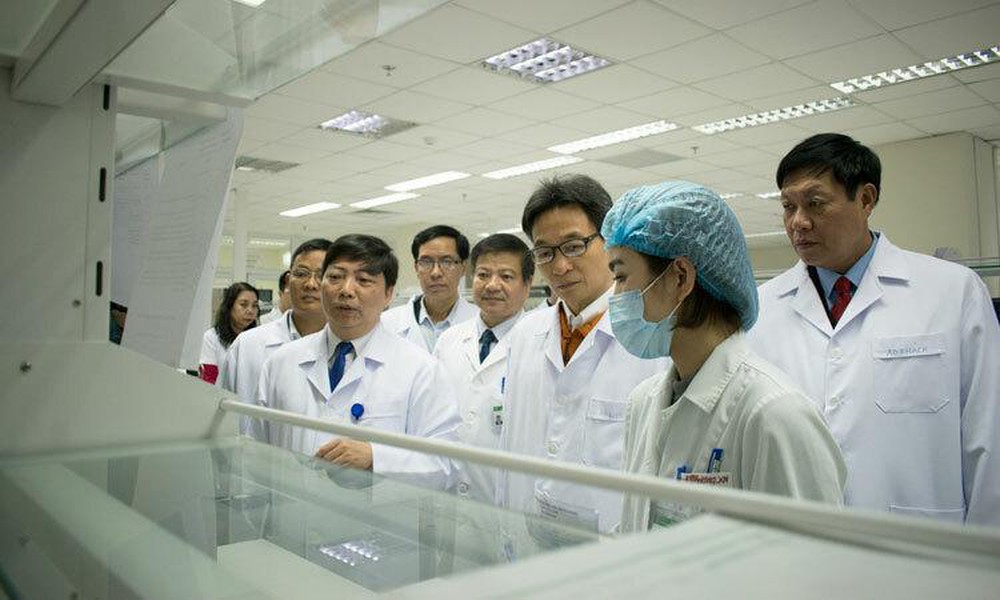 Phó Thủ tướng Vũ Đức Đam kiểm tra phòng xét nghiệm của Bệnh viện Bệnh Nhiệt đới Trung ương cơ sở 2. Ảnh: Nguyễn Chi.