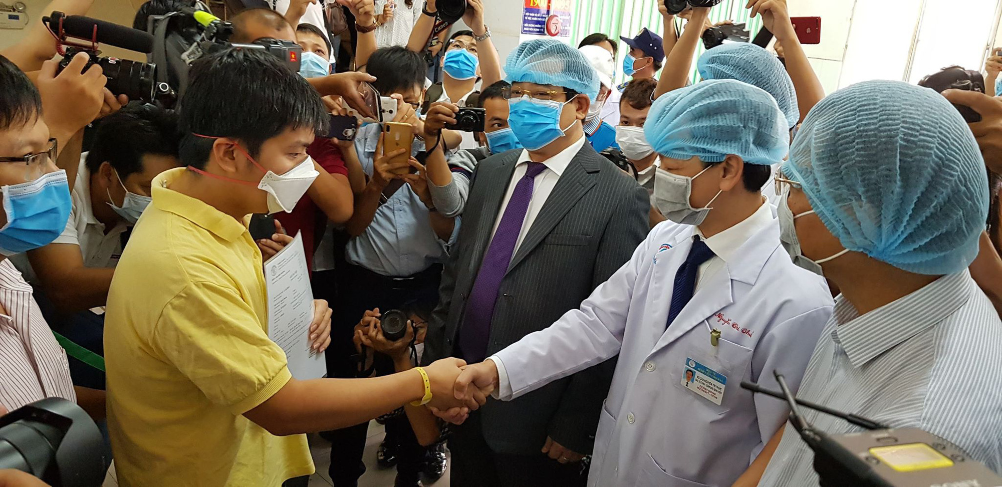 Ban giám đốc Bệnh viện Chợ Rẫy chúc mừng bệnh nhân người Trung Quốc 27 tuổi ra viện. Nguồn: nld.com.vn