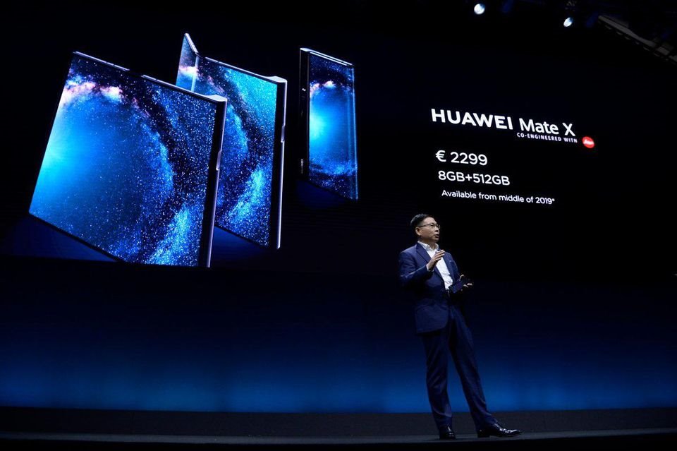 Huawei Mate X, cơn ác mộng của Apple tại Trung Quốc