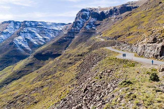 Lesotho nổi tiếng với các thung lũng hẹp và những dãy núi cao.