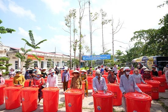 MobiFone tặng 1.400 thùng trữ nước ngọt cho người dân vùng hạn mặn miền Tây