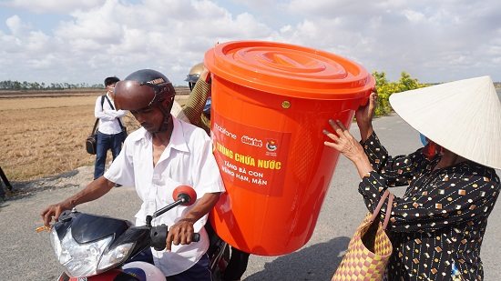 MobiFone tặng 1.400 thùng trữ nước ngọt cho người dân vùng hạn mặn miền Tây