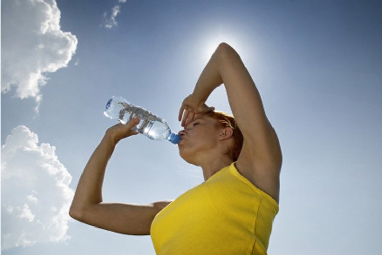 Trong thời tiết nắng nóng, cần uống đủ nước.