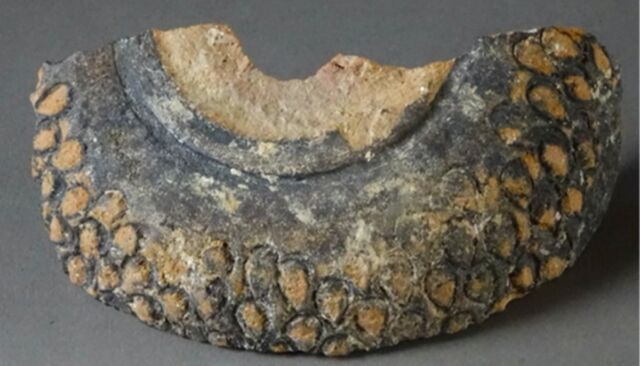 Các nhà khảo cổ vừa tìm thấy một quả lựu đạn hơn 1.000 năm tuổi - Ảnh 7.