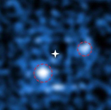 Hai ngoại hành tinh (được khoanh tròn) xoay quanh ngôi sao trẻ PDS 70.