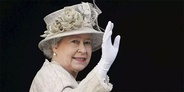 Cách vẫy tay thường thấy ở Nữ hoàng Anh.